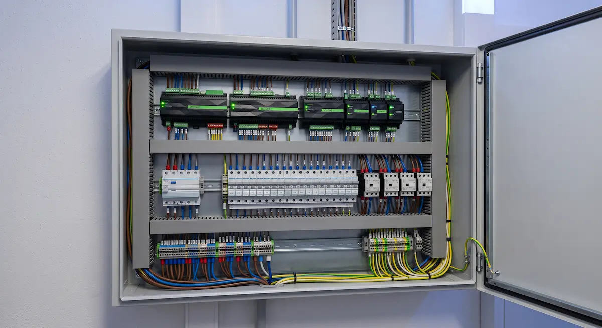Przemysłowa szafa automatyki budynkowej Loxone i KNX
